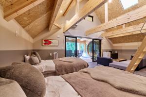 two beds in a room with wooden ceilings at GRAN TOCORO, RESORT&GLAMPING - Vacation STAY 84981v in Narusawa