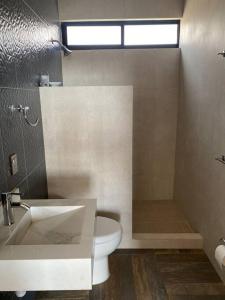 La salle de bains est pourvue de toilettes, d'un lavabo et d'une douche. dans l'établissement Casa de descanso, à León