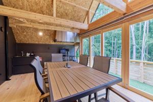 a dining room and kitchen in a tiny house at GRAN TOCORO, RESORT&GLAMPING - Vacation STAY 84990v in Narusawa