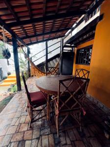 een houten tafel en stoelen op een patio bij Casa Tamboril in Sao Jorge