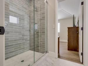 uma casa de banho com um chuveiro e uma porta de vidro em Destination #41 em Fullerton