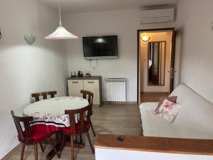 een woonkamer met een tafel en een bank bij Elena relax for 4 in Rabac