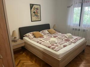 een slaapkamer met een bed in een kamer bij Elena relax for 4 in Rabac