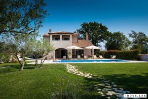 una casa con piscina in giardino di Campi a Marčana