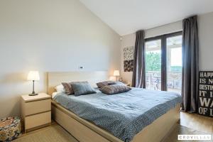 una camera da letto con un letto con lenzuola blu e una finestra di Campi a Marčana Altre 50 foto