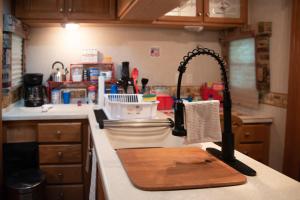 encimera de cocina con fregadero y tabla de cortar en Happy Glamper Camper lakeshore camp resort, en Portage