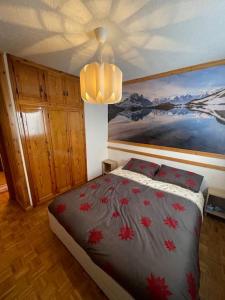 una camera da letto con un letto e un dipinto sul muro di Maison Le Pommier a Morgex