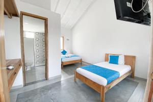 a small bedroom with a bed and a mirror at Hotel Sansiraka in Santa Marta