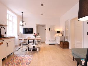 a kitchen and living room with a table and chairs at Zum Tausendsassa in Edesheim