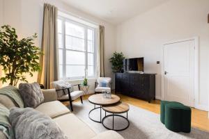 a living room with a couch and a table at Welcoming Flat with Sauna - Paddington in London