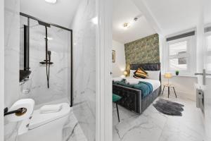 a bathroom with a king sized bed and a shower at Modern One Bedroom Flat - Sleeps 3 - Near London Zoo, Regent's Park, Camden Market - London NW3 Finchley Road in London
