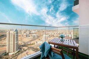 a balcony with a table and a view of a city at Dubai Sleek & Cozy Space in Dubai