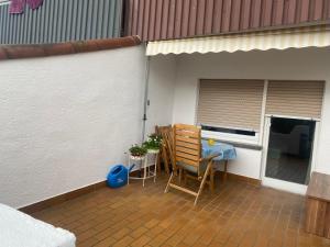 eine Terrasse mit einem Tisch und einem Stuhl auf einer Terrasse in der Unterkunft Ferienwohnung Schwetzingen in Schwetzingen