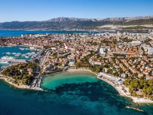 uma vista aérea de uma cidade e de uma praia em Central Modern Apartment Near the Beach em Split