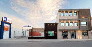 トレオンにあるHotel Roqueのガソリンスタンドのある通りの角にある建物