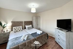 En eller flere senger på et rom på Appealing 5 Bedroom House Near Manchester City