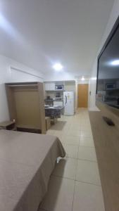 een grote kamer met een keuken en een bed erin bij Lavalle 665 in San Miguel de Tucumán