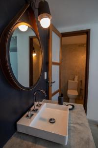 een badkamer met een wastafel en een spiegel bij VILAS de LUXO in Gamboa