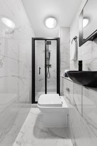 ein Bad mit einem WC, einem Waschbecken und einer Dusche in der Unterkunft Modern One Bedroom Flat - Sleeps 3 - Transport Links - Finchley Road, Euston, King Cross Station - London NW3 in London