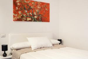 a bedroom with a bed with a painting above it at Zona CENTRALISSIMA a 2 passi dal Mare in Pescara