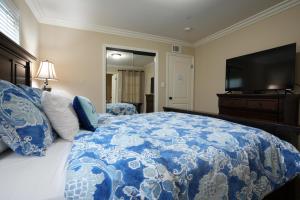 um quarto com uma cama com um edredão azul e branco em Destination #14 em Anaheim