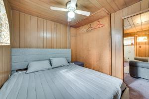 Postel nebo postele na pokoji v ubytování Pet-Friendly Alger Cabin - Close to the River!