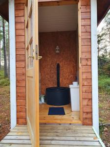 una gran bañera dentro de una casa de madera en Saunamökki Emäsalossa en Porvoo