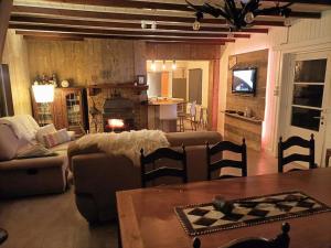 sala de estar con sofá y mesa en vakantiewoning Clair de lune minimum 2 nachten, en La-Roche-en-Ardenne