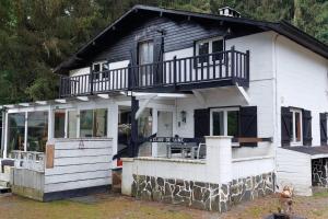 ein weißes Haus mit Balkon darüber in der Unterkunft vakantiewoning Clair de lune minimum 2 nachten in La-Roche-en-Ardenne