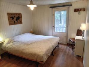 ein Schlafzimmer mit einem großen Bett und einem Fenster in der Unterkunft vakantiewoning Clair de lune minimum 2 nachten in La-Roche-en-Ardenne