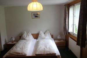Ένα ή περισσότερα κρεβάτια σε δωμάτιο στο Hotel Blümlisalp