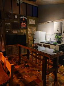 une cuisine avec une table en bois et un comptoir dans l'établissement Departamento los lapachos, à Villa Allende