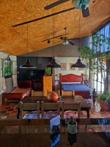 - un salon avec un lit, une table et des chaises dans l'établissement Departamento los lapachos, à Villa Allende