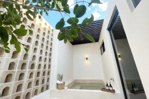 a courtyard in a house with a brick wall at Casa Terra in Chablekal