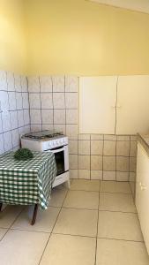 uma cozinha com um fogão e uma mesa em Villa Rubia Bonaire em Kralendijk