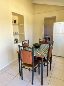 uma mesa e cadeiras numa cozinha com um frigorífico em Villa Rubia Bonaire em Kralendijk