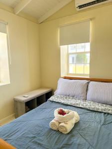 Un dormitorio con una cama con una toalla. en Villa Rubia Bonaire en Kralendijk