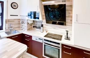 a kitchen with a sink and a stove top oven at NEU - Zentrum, 3 Zi, free Tiefgarage, smart TV, WLAN in Augsburg