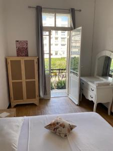 a bedroom with a bed and a dresser and a window at Appartement centre-ville in Tunis