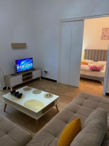 uma sala de estar com um sofá e uma mesa de centro em Appartement centre-ville em Tunes