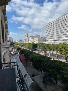 Blick auf eine Stadt mit Gebäuden und einer Straße in der Unterkunft Appartement centre-ville in Tunis