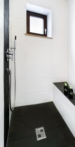 a bathroom with a shower with a sign on the floor at Zentrum, 3 Zi, Tiefgarage, smart TV, WLAN, Netflix, Küche in Augsburg