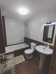 Vonios kambarys apgyvendinimo įstaigoje Santoña Infinita