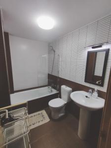 Ένα μπάνιο στο Apartamento en Santoña Infinita