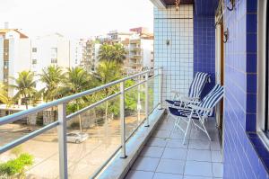 einen Balkon mit 2 Stühlen und einem Tisch in der Unterkunft Apto confortável próximo a Praia do Forte CEE202 in Cabo Frio