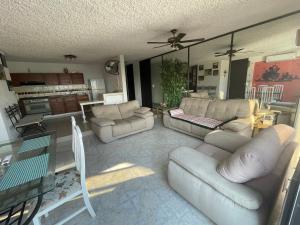 a living room with couches and a dining room at Costera, depa hasta 9 personas con vista al mar, alberca, terraza y aire acondicionado in Acapulco