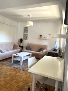 a living room with a couch and a table at Apartamento en Getxo. Cercano al puerto viejo in Getxo