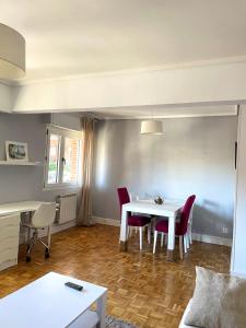 a living room with a white table and chairs at Apartamento en Getxo. Cercano al puerto viejo in Getxo