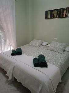 - une chambre avec 2 lits pourvus d'oreillers verts dans l'établissement Fantástico apartamento VFT MA 75455, à Manilva