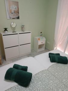 - une chambre avec un lit doté d'oreillers verts dans l'établissement Fantástico apartamento VFT MA 75455, à Manilva